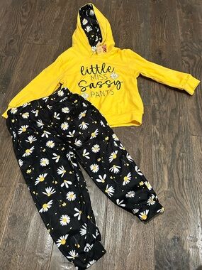 NWT Yellow Daisy Hoodie & Black Daisy Joggers Set Size 2-3T